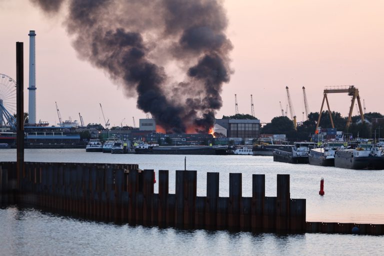 GRIP2 – Zeer Grote Brand | Brand in afvalberg zorgt voor grote rookontwikkeling in Rotterdam