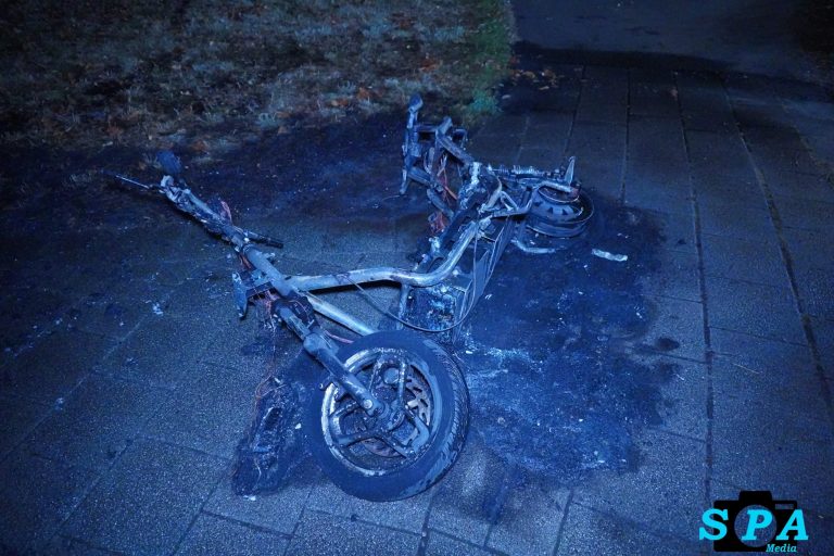 Scooter volledig uitgebrand langs Baanweg in Rotterdam-Overschie