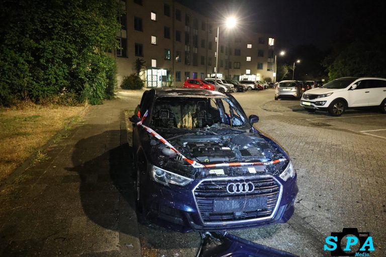 Audi volledig uitgebrand in De Esch Rotterdam: vermoeden van brandstichting
