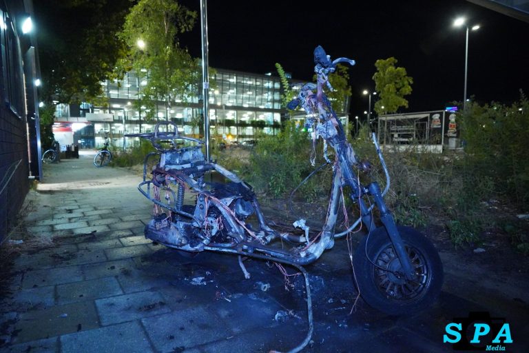 Scooter uitgebrand, ruit beschadigd bij station Kralingse Zoom in Rotterdam