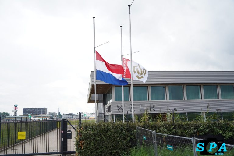 Vlaggen halfstok op Rotterdam The Hague Airport voor overleden brandweerman Adrie Vis
