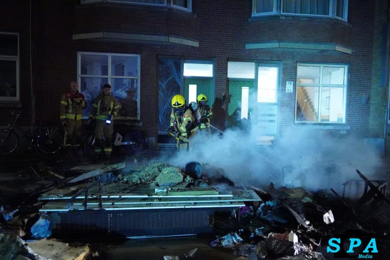 Forse rookontwikkeling en hoge vlammen bij brandende afvalberg in Rotterdam, ruiten beschadigd