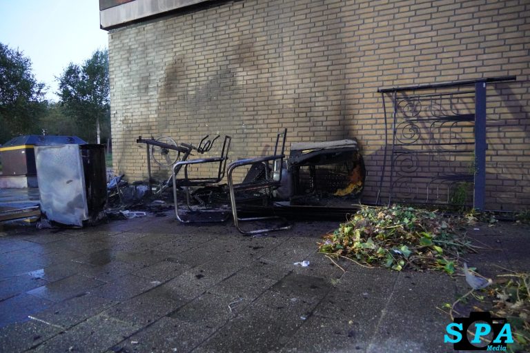Forse rookontwikkeling bij afvalbrand tegen gevel appartementencomplex Dadeltuin in Rotterdam