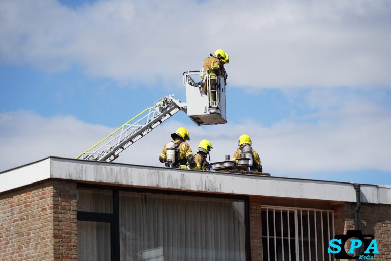 Brand in dak van woning tijdens werkzaamheden aan Lieven de Keystraat in Rotterdam