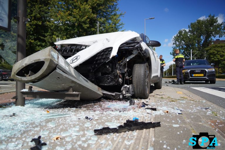 Auto ramt bushokje na botsing met auto Wilgenplaslaan in Rotterdam