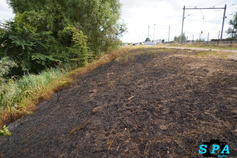 Forse bermbrand langs metro E-lijn