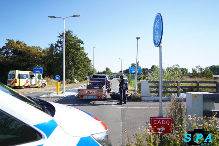 Scooterrijder gewond na botsing met auto op oversteek Grindweg in Rotterdam