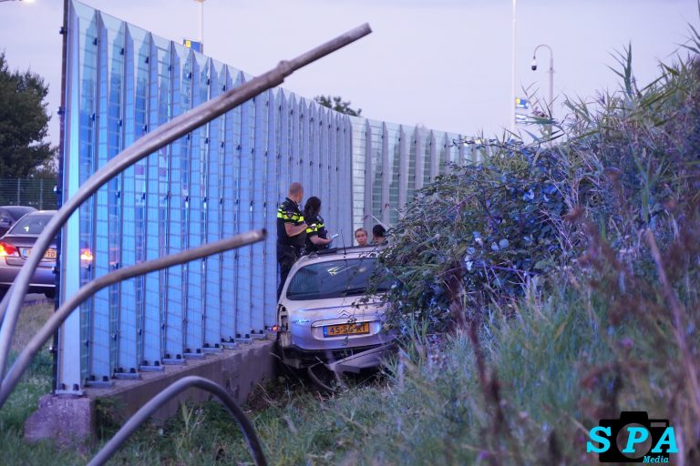 Auto ramt bord en zit klem tussen geluidswal crash op de N470