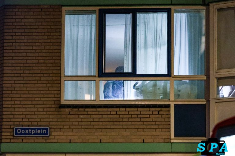 Brandgerucht leidt tot ontdekking van drugslab in woning Oostplein in Rotterdam
