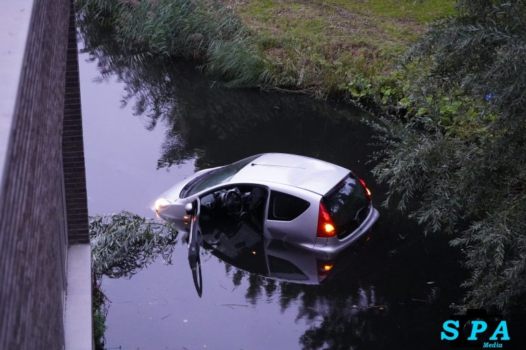 Automobilist raakt van de weg, rijdt talud af en belandt in het water aan Kralingse Zoom