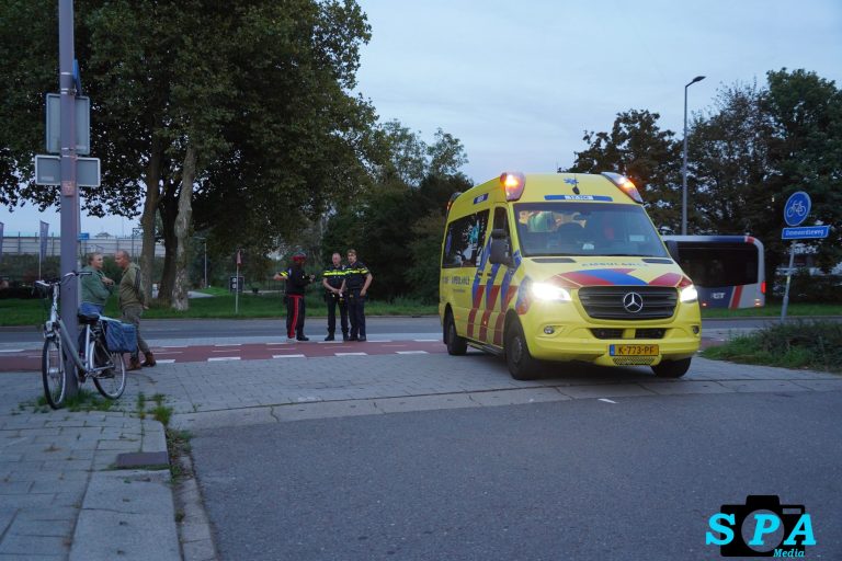 Fietser en scooterrijder botsen op President Rooseveltweg in Rotterdam