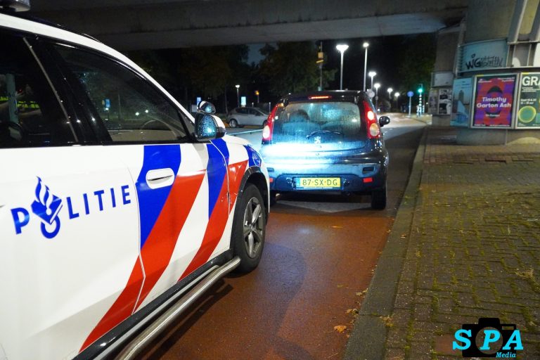 Auto met flinke schade achtergelaten op fietspad in Rotterdam