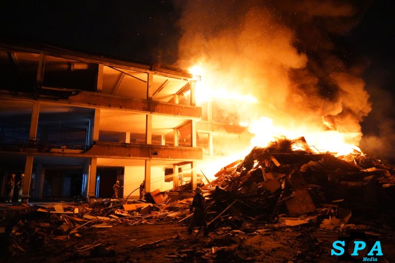 Forse brand in stapel bouwafval bij oud revalidatiecentrum Ringdijk in Rotterdam
