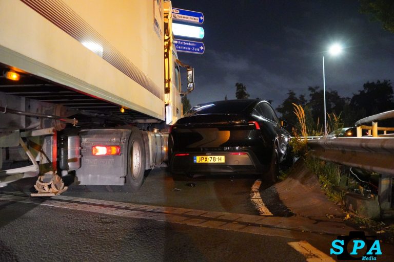 Tesla en vrachtwagen botsen op afrit A13 bij Rotterdam The Hague Airport