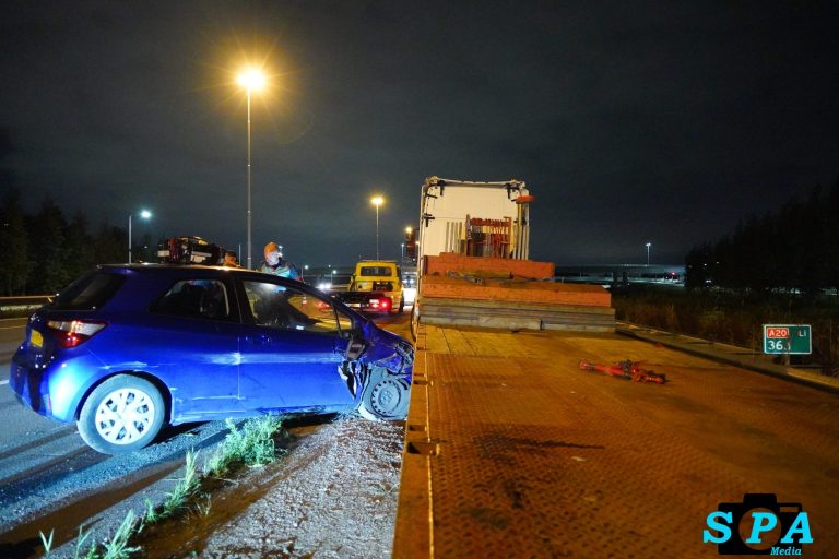 Automobilist raakt onwel en botst op geparkeerde vrachtwagen langs de A20