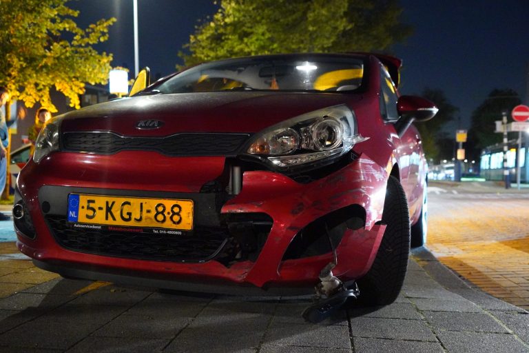 Scooterrijder en auto in botsing op kruising Van Blommesteynweg in Rotterdam
