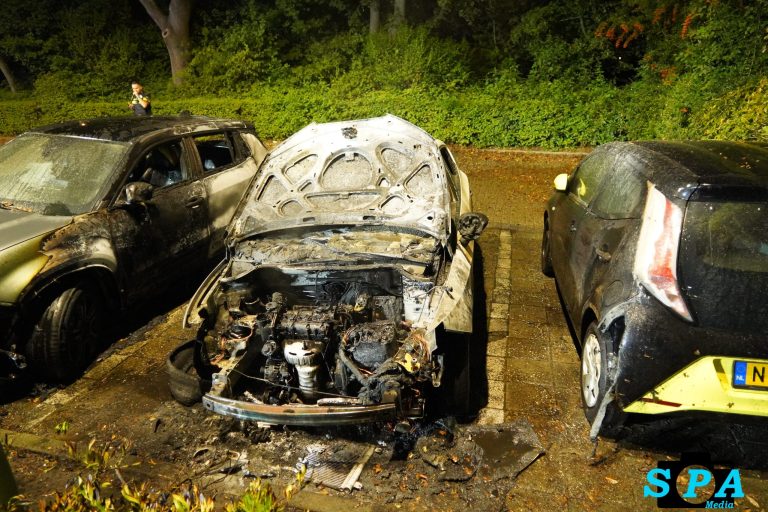 Schade aan geparkeerde voertuigen na brand Donkersingel Rotterdam