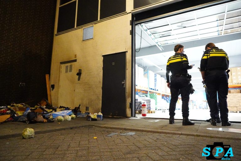 Schade aan roldeur en brand na explosie bij bedrijfspand Vlaardingweg in Rotterdam