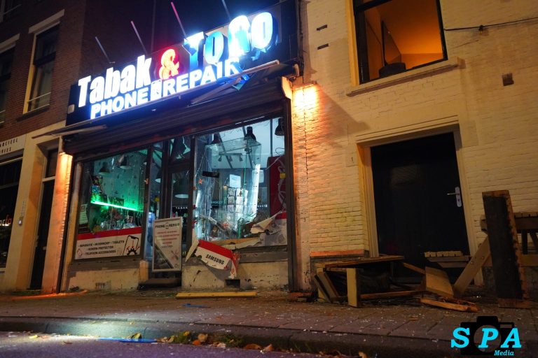 Schade aan winkel na explosie Vierambachtsstraat in Rotterdam