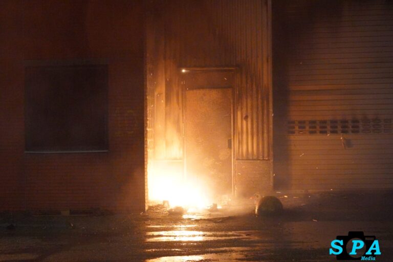 Flinke brand in bedrijfspand Sydneystraat in Rotterdam