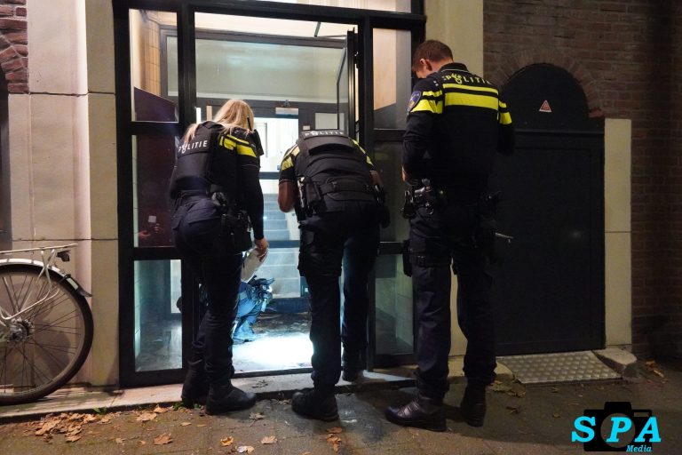 Schade in portiek na explosie Herman Robbersstraat in Rotterdam