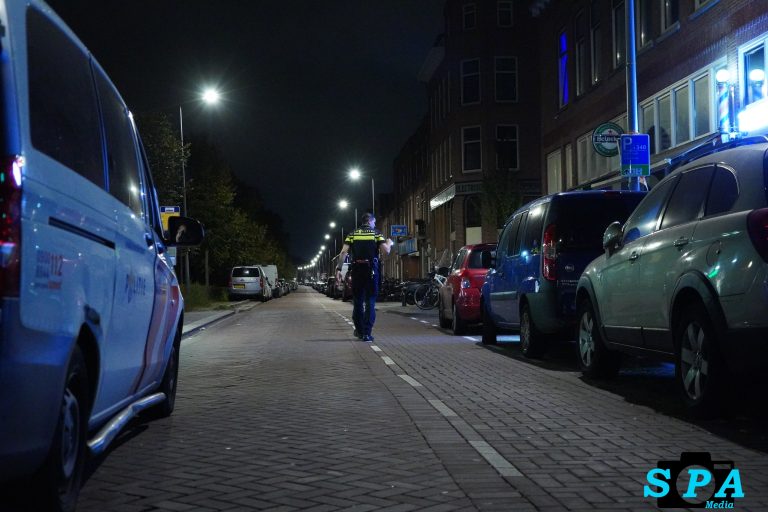 Explosie beschadigt geparkeerde auto aan Hillevliet in Rotterdam