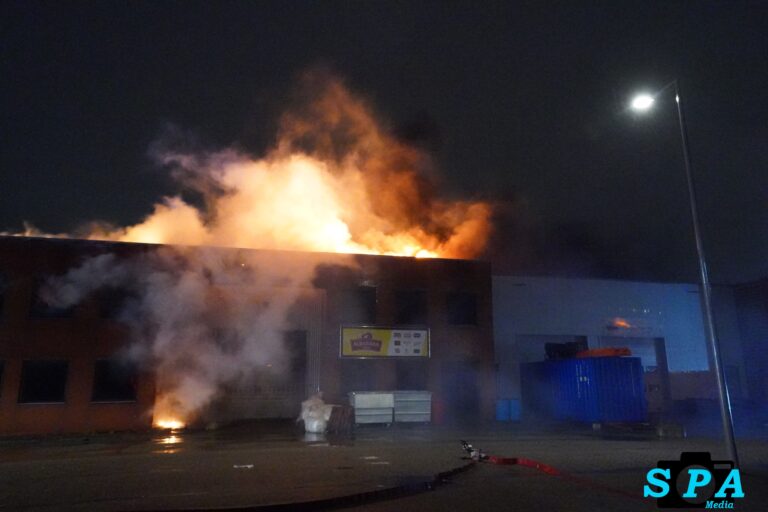 Uitslaande brand in verwoest bedrijfspand met levensmiddelen aan Sydneystraat in Rotterdam
