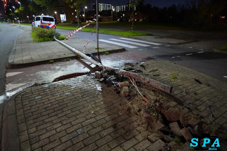 Auto ramt paaltje en lantaarnpaal na missen S-bocht in Schiedam