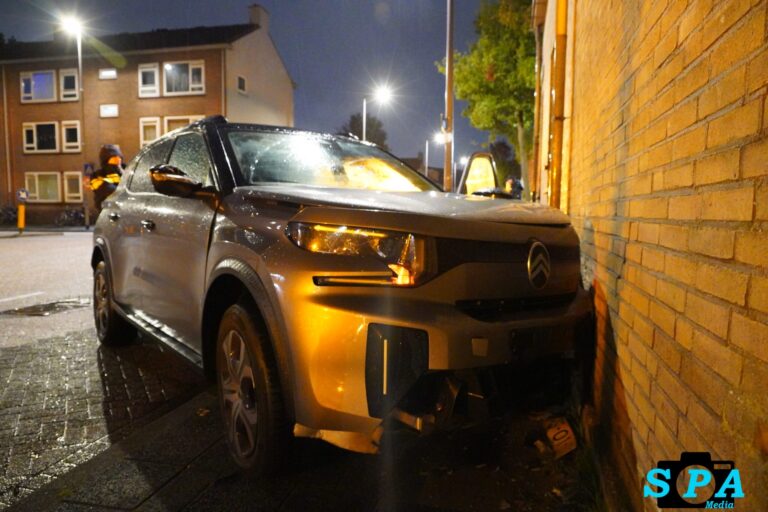Automobiliste aangehouden na botsing tegen muur van woning De Lugt in Rotterdam-Overschie