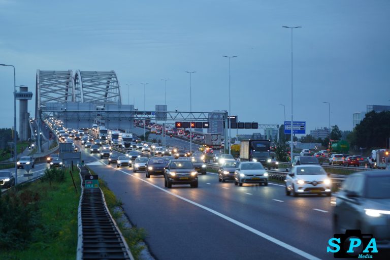 Flinke vertraging op A16 als gevolg van ongeval Van Brienenoordbrug in Rotterdam