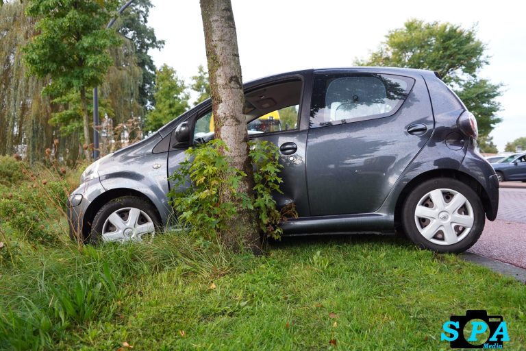 Bestuurster raakt in de slip en botst tegen boom in Capelle aan den IJssel