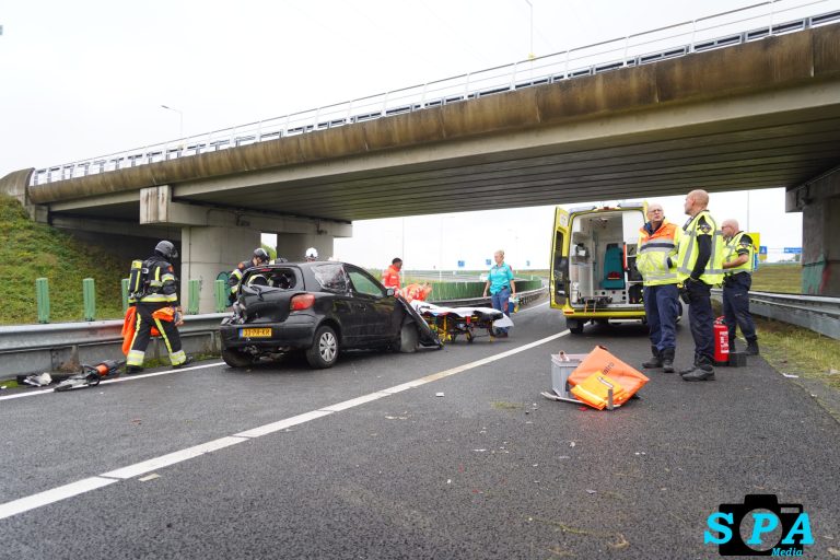 Brandweer bevrijdt automobiliste na eenzijdig ongeval op fly-over A15 bij Vaanplein Barendrecht