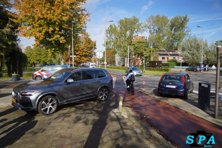 Schade aan voertuigen na aanrijding Wilgenplaslaan in Rotterdam