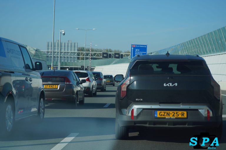 Aanrijding tussen vrachtwagen en auto op A16 bij Bergschenhoek zorgt voor file