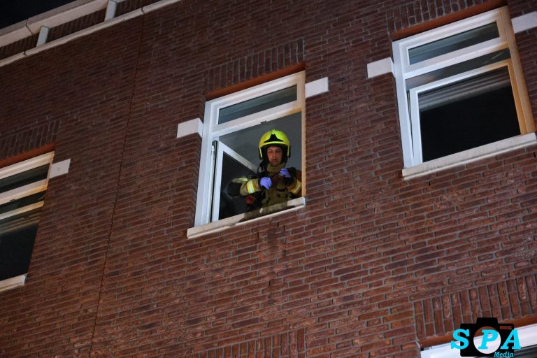 brandweer uitgerukt voor rookontwikkeling door smeulende sigarettenpeuken in Vinkenstraat in Rotterdam