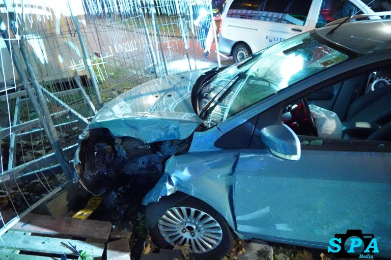 Automobilist raakt rijbewijs kwijt na eenzijdig ongeval tegen bouwhek Noorderkanaalweg in Rotterdam