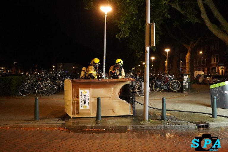 Dixi in brand achter Metrostation Blijdorp Statenweg in Rotterdam