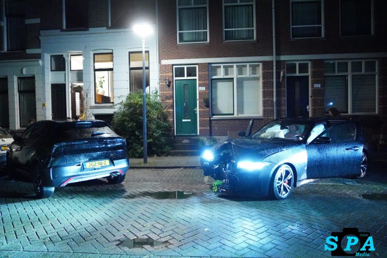 BMW ramt tijdens parkeeractie rolluik en geparkeerde auto in Rotterdam
